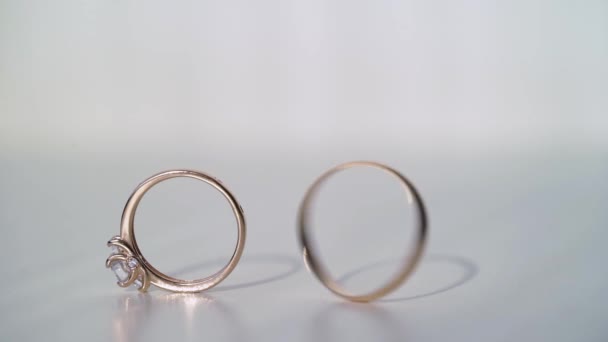 Anillos de boda. Un par de símbolos de matrimonio. Amor por la novia y el novio convirtiéndose en esposa y marido. Símbolo de matrimonio . — Vídeos de Stock