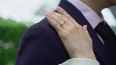 Düğün çifti sarılıyor. Gelin ve damat kucaklıyor
