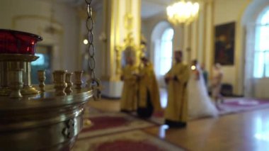 Kilisedeki düğün. Hristiyan kilisesinde evlilik töreni. Rahip, gelin ve damat içeride..