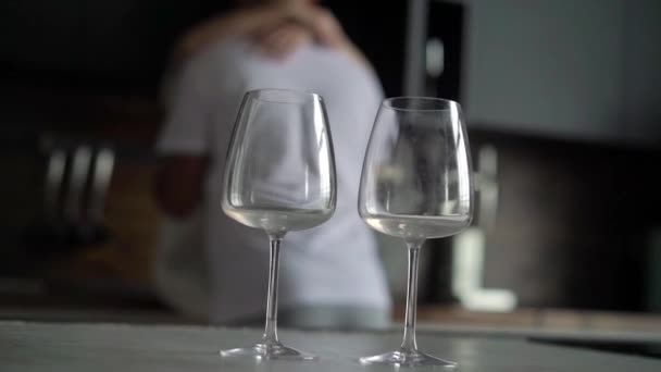 Junges Paar Leidenschaft in der Küche. Mann und Frau umarmen sich am Schalter — Stockvideo
