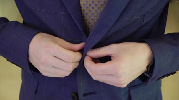 Mladý muž si oblékl sako. Šaty na oslavu, obchodní jednání nebo svatbu — Stock video