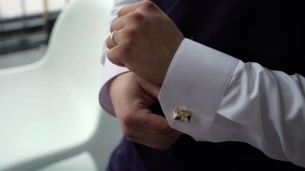 Genç adam kol düğmesi taktı. Kutlama, iş toplantısı ya da düğün için giyinme — Stok video