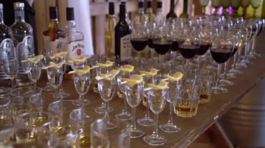 Saint-Petersburg, Rusya - 2 Ağustos 2019: Partide şampanya ve bardaklar. Alkol ve içecek.