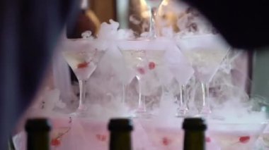 Şampanya kadehli piramit kulesi. Partide alkollü şarap, kutlama, düğün, doğum günü ya da yıldönümü.