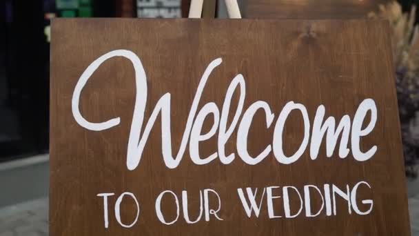 Ceremonia de boda decorada con flores. Recepción matrimonial con ramos. Hermosa fiesta . — Vídeo de stock