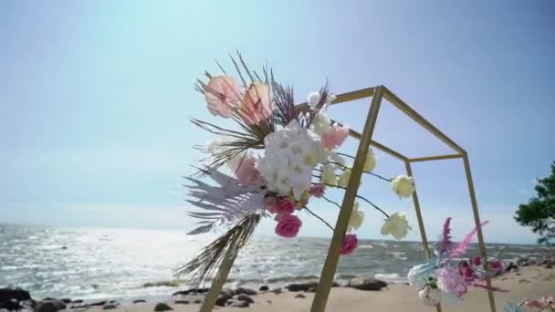 결혼식은 꽃으로 장식되었다. 꽃다발로 결혼 피로연. 아름다운 파티. — 비디오