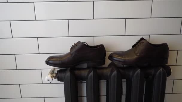 Чоловічі аксесуари модне шкіряне взуття — стокове відео