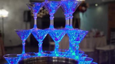 Şampanya kadehli piramit kulesi. Partide alkollü şarap, kutlama, düğün, doğum günü ya da yıldönümü.