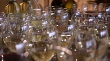 Partide şampanya bardakta ve şişede. Alkol ve içecek.