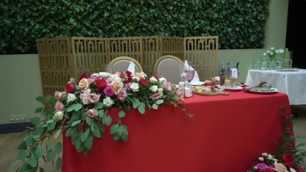 Kacamata, piring, Cutlery dan serbet. Meja berhias dengan bunga untuk pesta. Resepsi pernikahan, ulang tahun, ulang tahun. — Stok Video