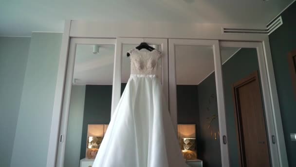 Vestido de novia de lujo para novia. Vestido blanco de novia . — Vídeo de stock