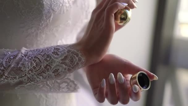 Noiva jovem aplicando perfume, fragrância espírito eau . — Vídeo de Stock