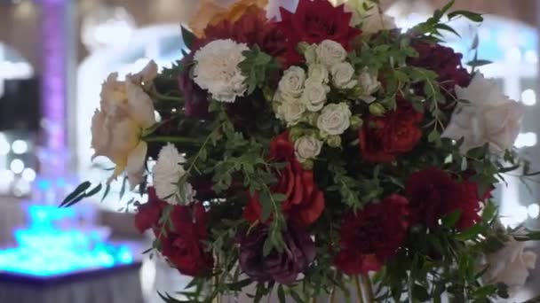 Lunettes, assiettes, Couverts et serviettes. Tables décorées avec des fleurs pour la fête. Réception de mariage, anniversaire, anniversaire.