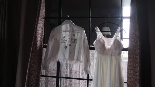Розкішна весільна сукня для нареченої. Весільна біла сукня . — стокове відео