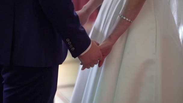 Matrimonio in casa. Sposa e sposo che si tengono per mano — Video Stock