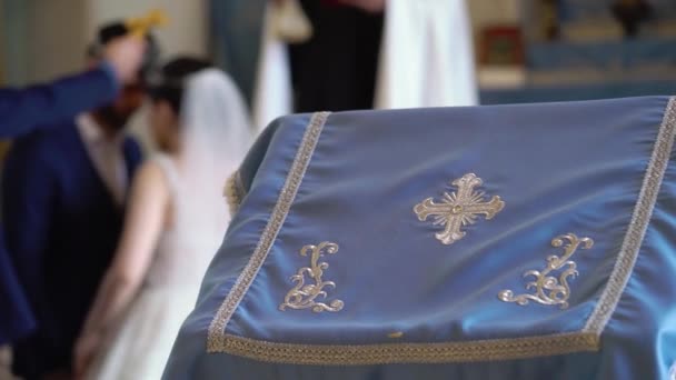 Le mariage dans l'Eglise. Cérémonie de mariage dans une église chrétienne. Le prêtre, les mariés à l'intérieur . — Video