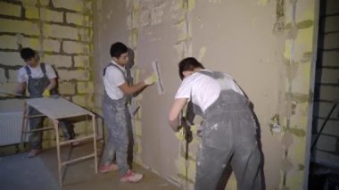 Havan sıva makinesi. Otomatik sıva. Ev ya da apartman onarımı ya da tadilatı. İnşaatçı