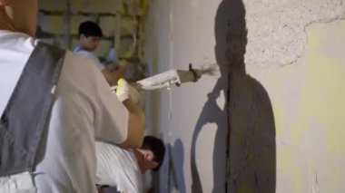 Havan sıva makinesi. Otomatik sıva. Ev ya da apartman onarımı ya da tadilatı. İnşaatçı