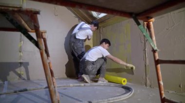 Havan sıva makinesi. Otomatik sıva. Ev ya da apartman onarımı ya da tadilatı. İnşaatçı