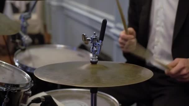 Bubeník hraje na bubny na koncertě. Hudebník s bicí hole hraje perkuse na pódiu. — Stock video
