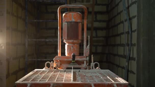 Pleistermortel machine. Automatische pleister. Reparatie of renovatie van huis of appartement. Bouwer in de bouw — Stockvideo