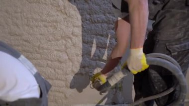 Havan sıva makinesi. Otomatik sıva. Ev ya da apartman onarımı ya da tadilatı. İnşaatçı