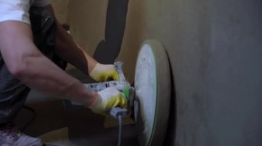 Havan sıva makinesi. Otomatik sıva. Ev ya da apartman onarımı ya da tadilatı. İnşaatçı