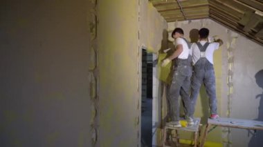Havan sıva makinesi. Otomatik sıva. Ev ya da apartman onarımı ya da tadilatı. İnşaatçı