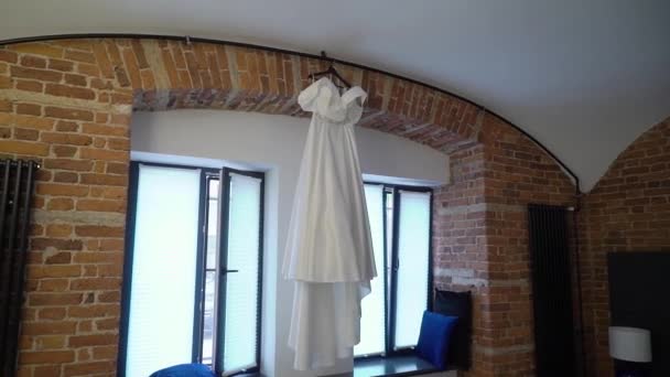 Πολυτελές νυφικό για τη νύφη. Νυφικό λευκό φόρεμα. — Αρχείο Βίντεο