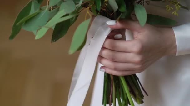 Novia joven en vestido de novia con flores de ramo en el interior. Vestido de lujo blanco moda — Vídeo de stock