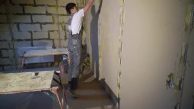Havan sıva makinesi. Otomatik sıva. Ev ya da apartman onarımı ya da tadilatı. İnşaatçı
