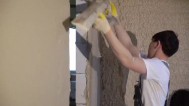 Havan sıva makinesi. Otomatik sıva. Ev ya da apartman onarımı ya da tadilatı. İnşaatçı