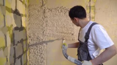 Havan sıva makinesi. Otomatik sıva. Ev ya da apartman onarımı ya da tadilatı. İnşaatçı