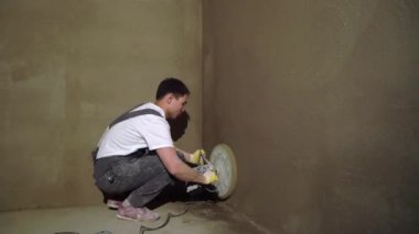Havan sıva makinesi. Otomatik sıva. Ev ya da apartman onarımı ya da tadilatı. İnşaatçı
