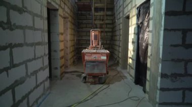 Havan sıva makinesi. Otomatik sıva. Ev ya da apartman onarımı ya da tadilatı. İnşaatçı