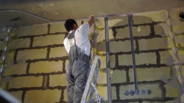 Havan sıva makinesi. Otomatik sıva. Ev ya da apartman onarımı ya da tadilatı. İnşaatçı