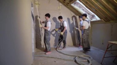 Havan sıva makinesi. Otomatik sıva. Ev ya da apartman onarımı ya da tadilatı. İnşaatçı