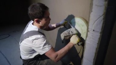 Havan sıva makinesi. Otomatik sıva. Ev ya da apartman onarımı ya da tadilatı. İnşaatçı