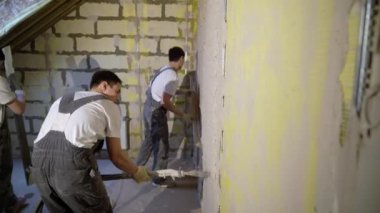Havan sıva makinesi. Otomatik sıva. Ev ya da apartman onarımı ya da tadilatı. İnşaatçı