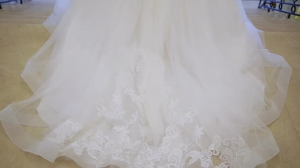 Fiatal menyasszony fehér menyasszonyi ruhában lejön a lépcsőn. — Stock videók
