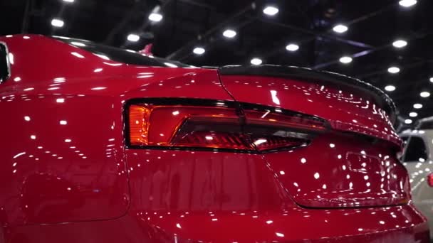 Sportovní červené auto. Vylaďování automobilů. Luxusní kupé. — Stock video