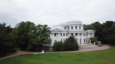 Park anteninde, sarayın yakınında yürüyen genç bir çift. Gelin ve damat lüks kraliyet evinde.