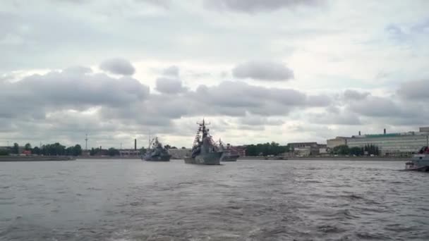 Sint-Petersburg, Rusland - 25 juli 2019: Russische marineschip parade aan de rivier de Neva. — Stockvideo