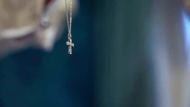 Cruz dorada en cadena con diamante — Vídeo de stock