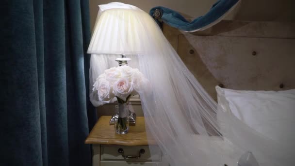 ช่อดอกไม้แต่งงานกับดอกกุหลาบสีขาว ดอกไม้และผ้าคลุมเจ้าสาวในห้องนอน — วีดีโอสต็อก