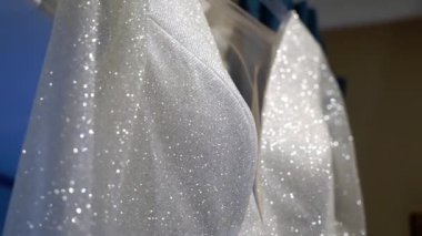 Parlak beyaz gelinlik. Moda mağazası