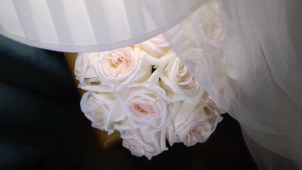 Ramo de bodas con rosas blancas flores y velo nupcial en el dormitorio — Vídeo de stock