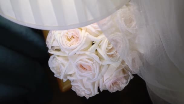 Ramo de bodas con rosas blancas flores y velo nupcial en el dormitorio — Vídeo de stock