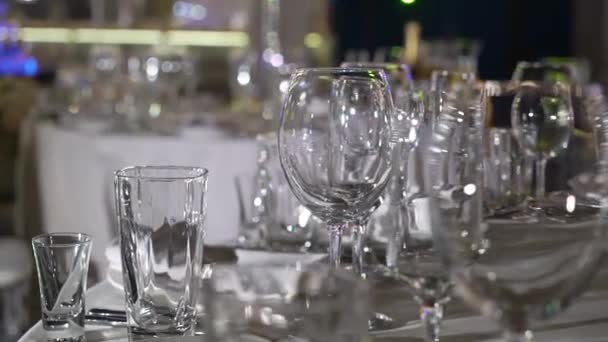 Glasses, plates and napkins in the restaurant. A covered table for a party — 비디오