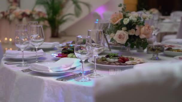 Glasses, plates and napkins in the restaurant. A covered table for a party — Stock Video